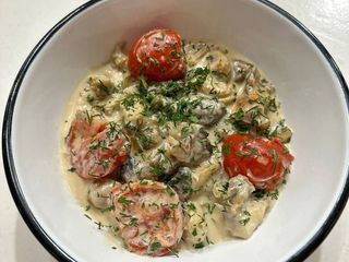 М'ясо чорноморського рапана у вершковому соусі з томатами та печерицями (280g)