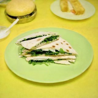 Piadina con mozzarella e rucola