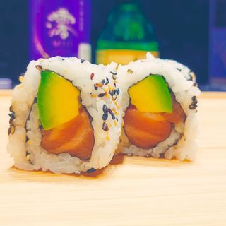 Uramaki De Salmón Y Aguacate