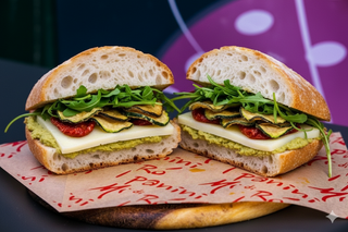 Scamorza, crema carciofi, chips di zucchine, rucola, pomodori secchi