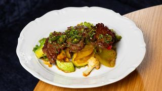 საქონლის სუკი ბოსტნეულით და სოიოს სოუსით 400 გრ