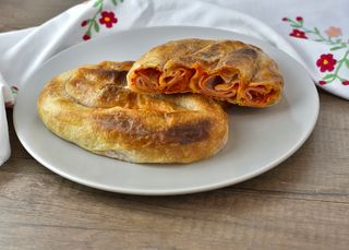 Pita sa ajvarom i šunkom