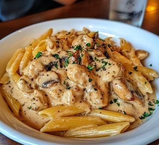 Penne cu piept de pui si ciuperci