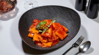 Paccheri cu roșii proaspete și busuioc
