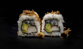 97.Uramaki De Aguacate Con Surimi Y Cebolla Frita (8 Uds.)