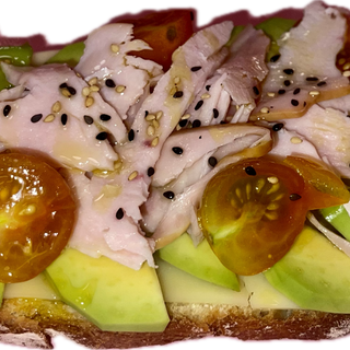 Tostada con aguacate y jamón de pavo