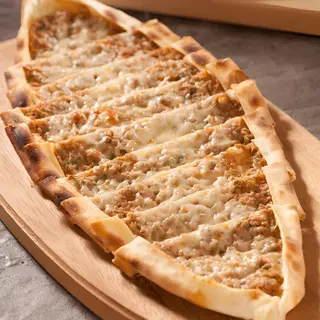 Pide z mięsem mielonym i mozzarellą