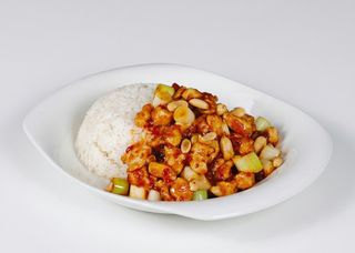 Piletina sa kikirikijem i pirinčem (宫保鸡丁盖饭）