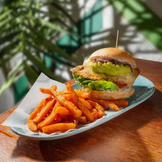 Burger La Mediterránea con patatas fritas