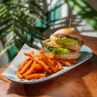 Burger La Mediterránea con patatas fritas