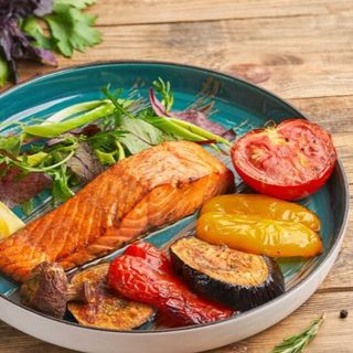 Семга с овощами