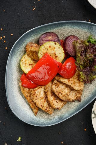 Жареная курица с овощами гриль (340г)
