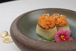 Гункан з тартаром з лосося (100г)