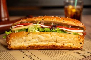 Sandwich cu salam, jalapeno și mozzarella