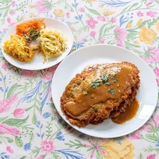 Placek po węgiersku z surówką do wyboru