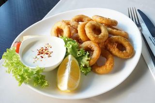 Inele de calamar pane cu sos de smantana si usturoi      