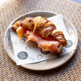 Croissant de salmón noruego y queso crema