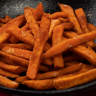 Bastones de boniato fritos