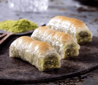 Пахлава "Сары бурма" с грецким орехом (1 кг.)