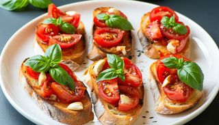 Bruschete cu roșii si busuioc