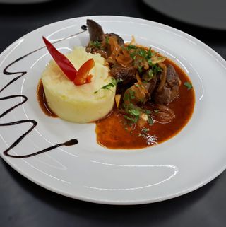 Ficatei de pui in sos de vin cu piure de cartofi