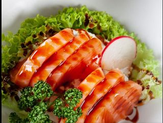 311. Sashimi salmone