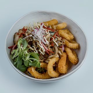 Салат с грибами и хрустящими кальмарами (300г)