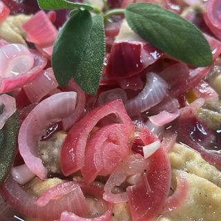 Sarde marinate all’aceto con cipolla rossa e salvia 