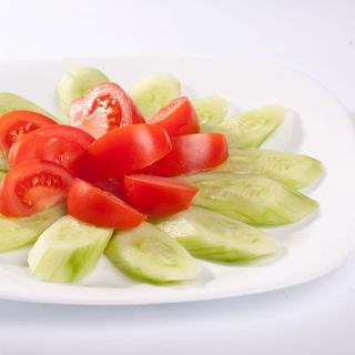 Домати и краставици (150г)