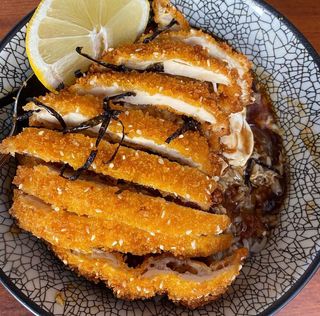 17B. Revuelto De Huevo, Verduras Y Pollo Rebozado Sobre Arroz Blanco