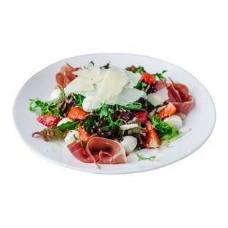 Ensalada de ibérico y queso con frutos secos y salsa de miel y mostaza