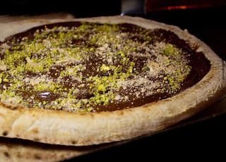 Pizza con Nutella, pistacchi e anacardi