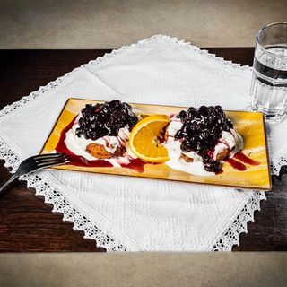 Papanasi cu gem de afine si smantana