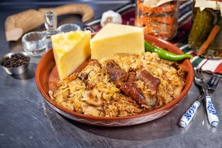 Varză călită cu carne și mămăligă