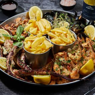 Tigaie gigant Lake House