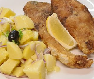 Пържен шаран с гарнитура варени картофи (400г)