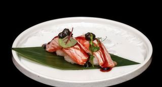328. Nigiri salmone flambe e salsa tartufa - 2 pezzi