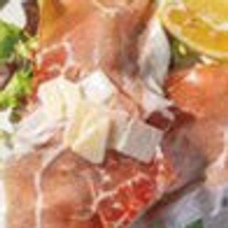 Affettato prosciutto con insalata e grana
