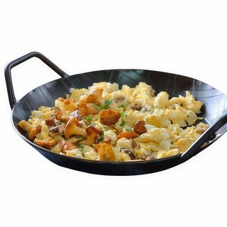 revuelto de setas con jamón y langostinos