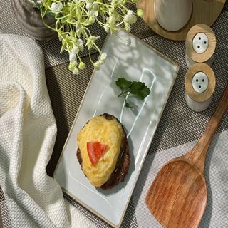 Бифштекс с помидором  и сыром.