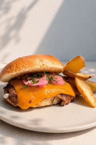 Cordero desilachado con salsa de yogurt, queso chédar y brioche