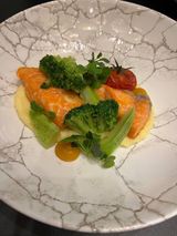 Запечена форель з картопляним пюре, броколі і овочевим пюре