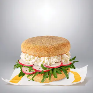 McMuffin sa zrnatim sirom i rotkvicama 