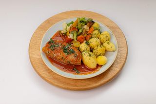 Gołąbek z ziemniakami i surówką