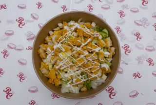 Салата айсберг с пилешко