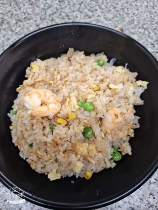 27. Riso saltato con gamberi