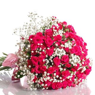 Buchet cu miniroze si gypsophila „Poveste delicată”