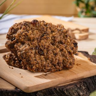 Ръчно правена пълнозърнеста бисквита с чия, кокос и ленено семе с мед