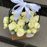 Композиція з троянд в крафтовцй сумці