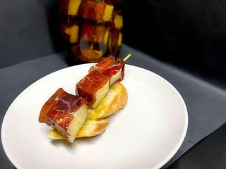 Gilda de queso curado zamorano y cecina de León, en aceite de oliva virgen.